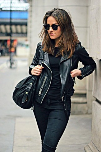 С чем носить черную косуху в 30 лет женщине в прохладную погоду: Черная косуха и черные джинсы скинни — отличный образ, если ты хочешь создать расслабленный, но в то же время модный лук.