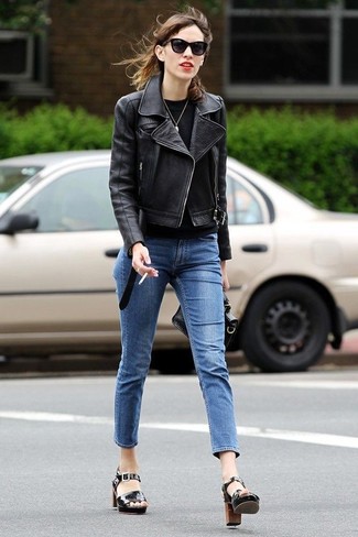 С чем носить темно-синие джинсы в 30 лет женщине в прохладную погоду в стиле смарт-кэжуал: Черная кожаная косуха и темно-синие джинсы — неотъемлемые предметы в гардеробе барышень с классным чувством стиля. Что касается обуви, черные кожаные босоножки на каблуке — наиболее подходящий вариант.