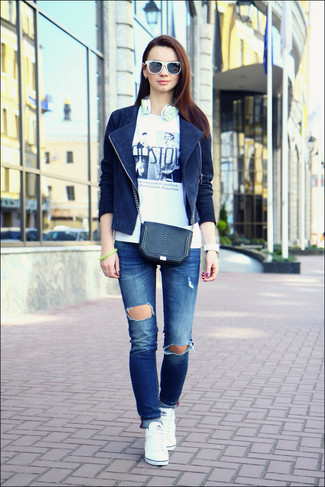 Модный лук: темно-синяя замшевая косуха, бело-черная футболка с круглым вырезом с принтом, синие рваные джинсы, белые высокие кеды