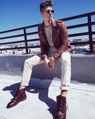 С чем носить темно-коричневые кожаные повседневные ботинки в 20 лет мужчине в теплую погоду в стиле кэжуал: Если превыше всего ты ценишь удобство и функциональность, тебе понравится такое сочетание коричневой кожаной косухи и бежевых джинсов. Такой лук обретает новое прочтение в паре с темно-коричневыми кожаными повседневными ботинками.