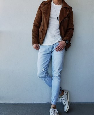 Какие джинсы носить с темно-коричневой косухой в 30 лет мужчине весна в спортивном стиле: Если в одежде ты делаешь ставку на комфорт и практичность, темно-коричневая косуха и джинсы — классный выбор для расслабленного мужского образа на каждый день. Пара белых кожаных низких кед свяжет лук воедино. Разве это не классная идея для межсезонья, когда теплеет, и погода начинает располагать к долгим прогулкам?