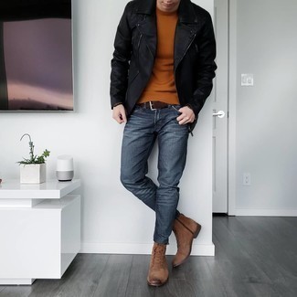 Какие косухи носить с темно-серыми джинсами мужчине в прохладную погоду в стиле кэжуал: Косуха и темно-серые джинсы — хороший выбор, если ты хочешь составить раскованный, но в то же время стильный мужской образ. Хотел бы сделать образ немного строже? Тогда в качестве дополнения к этому образу, выбирай коричневые замшевые повседневные ботинки.