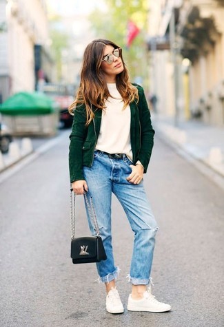 Какие джинсы носить с темно-зеленой косухой женщине: Темно-зеленая косуха и джинсы позволят создать простой и практичный ансамбль для выходного дня в парке или шоппинга. Чтобы образ не получился слишком зализанным, можешь завершить его белыми низкими кедами.