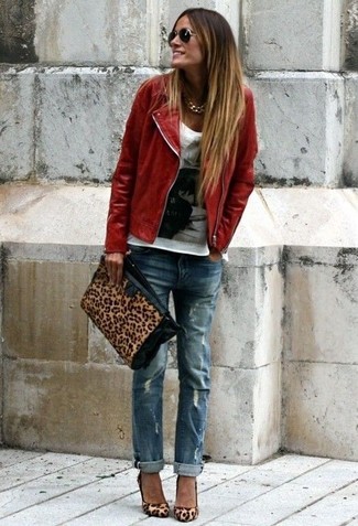 С чем носить темно-красную верхнюю одежду в 30 лет женщине в теплую погоду в спортивном стиле: Дуэт темно-красной верхней одежды и синих рваных джинсов-бойфрендов - самый простой из возможных ансамблей для активного досуга. Что до обуви, можно закончить лук светло-коричневыми замшевыми туфлями с леопардовым принтом.
