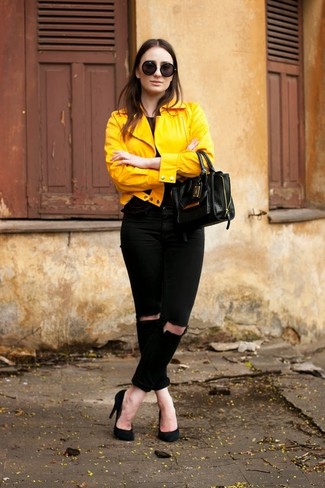 Модный лук: желтая косуха, черная футболка с круглым вырезом, черные рваные джинсы скинни, черные замшевые туфли