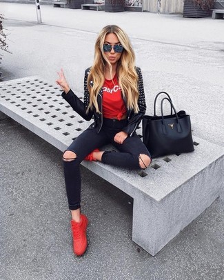 С чем носить темно-красную футболку с принтом женщине осень: Темно-красная футболка с принтом и черные рваные джинсы скинни — замечательная формула для создания модного и удобного лука. Хотела бы сделать наряд немного элегантнее? Тогда в качестве обуви к этому наряду, стоит выбрать красные низкие кеды. Если хочешь выглядеть по-осеннему эффектно и интересно, определенно стоит взять этот лук на вооружение.