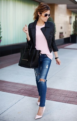 С чем носить верхнюю одежду женщине: Если в одежде ты ценишь комфорт и практичность, верхняя одежда и синие рваные джинсы скинни — замечательный выбор для стильного образа на каждый день. Весьма уместно здесь будут выглядеть розовые кожаные туфли.