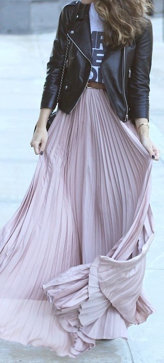 С чем носить черную косуху в 30 лет женщине в прохладную погоду: Черная косуха и розовая длинная юбка со складками — замечательный образ для дамского пола, которые всегда в движении.
