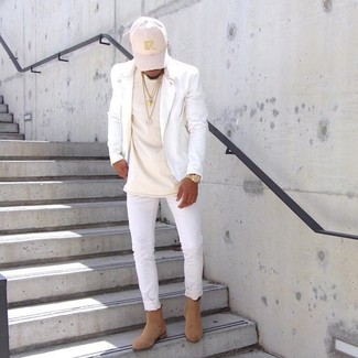 С чем носить белую косуху мужчине в теплую погоду: Белая косуха и белые зауженные джинсы — прекрасный образ для активного выходного дня. Если ты любишь смелые решения в своих луках, дополни этот светло-коричневыми замшевыми ботинками челси.