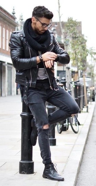 Как носить черные зауженные джинсы с черными кожаными повседневными ботинками в 30 лет мужчине осень в спортивном стиле: Если ты делаешь ставку на комфорт и функциональность, черная кожаная косуха и черные зауженные джинсы — классный вариант для модного повседневного мужского образа. Любители модных экспериментов могут дополнить образ черными кожаными повседневными ботинками, тем самым добавив в него немного изысканности. Нам по вкусу такой ансамбль на осень.