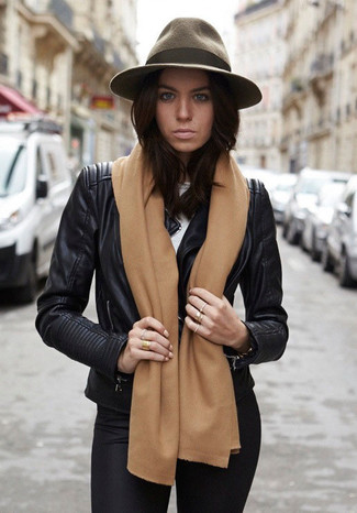 С чем носить светло-коричневый шарф женщине: Черная кожаная косуха и светло-коричневый шарф — выбор барышень, которые никогда не сидят на месте.