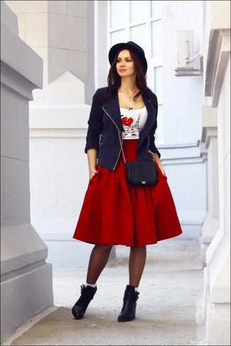 С чем носить бело-красную футболку с круглым вырезом с принтом в 30 лет женщине в стиле смарт-кэжуал: Бело-красная футболка с круглым вырезом с принтом и красная пышная юбка — неотъемлемые элементы в гардеробе барышень с отменным вкусом в одежде. Пара черных кожаных ботильонов чудесно гармонирует с остальными составляющими лука.