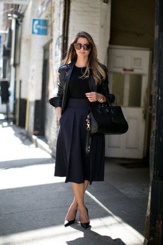 Модный лук: черная кожаная косуха, черная футболка с круглым вырезом, темно-синяя пышная юбка, черные кожаные туфли