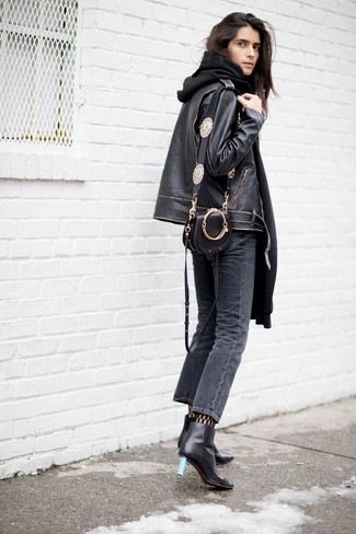 С чем носить темно-серые джинсы в 30 лет женщине в стиле кэжуал: Черная кожаная косуха и темно-серые джинсы станут мудрыми инвестициями в твой гардероб. В тандеме с этим нарядом наиболее выгодно смотрятся черные кожаные ботильоны.