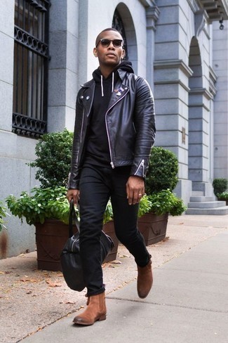 Как носить черные джинсы с черным худи мужчине: Образ из черного худи и черных джинсов выглядит мужественно и по моде. Если ты любишь применять в своих образах разные стили, на ноги можно надеть коричневые замшевые ботинки челси.