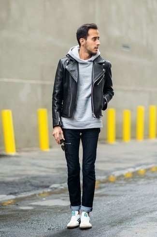 Какие джинсы носить с серым худи мужчине в прохладную погоду: Серый худи и джинсы надежно закрепились в гардеробе современных парней, помогая создавать сногсшибательные и удобные луки. Что до обуви, бело-черные низкие кеды из плотной ткани — самый уместный вариант.
