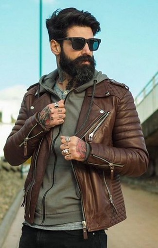 С чем носить коричневую кожаную косуху в 30 лет мужчине в спортивном стиле: Если ты не воспринимаешь моду слишком серьезно, обрати внимание на этот образ из коричневой кожаной косухи и черных зауженных джинсов.