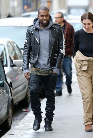 Как Kanye West носит Черная кожаная косуха, Серый худи, Оливковая футболка с круглым вырезом с камуфляжным принтом, Черные джинсы