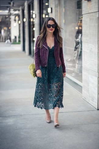 С чем носить темно-пурпурную куртку женщине в теплую погоду: Темно-пурпурная куртка в сочетании с темно-зеленой кружевной юбкой-миди поможет подчеркнуть твой неповторимый стиль. Вместе с этим образом органично выглядят серые кожаные туфли.