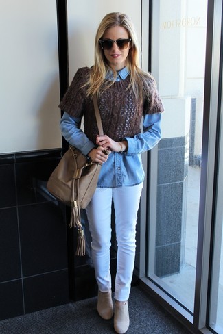 Модный лук: коричневая кофта с коротким рукавом, голубая джинсовая рубашка, белые джинсы, бежевые замшевые ботильоны