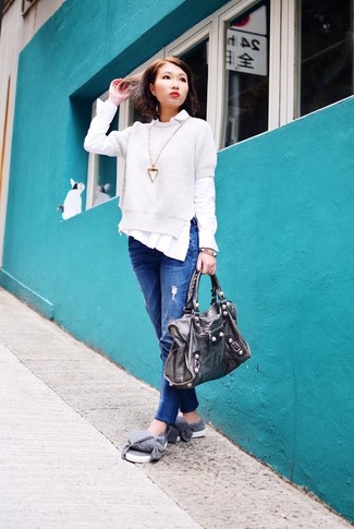 Модный лук: белая кофта с коротким рукавом, белая классическая рубашка, синие джинсы-бойфренды, серые слипоны