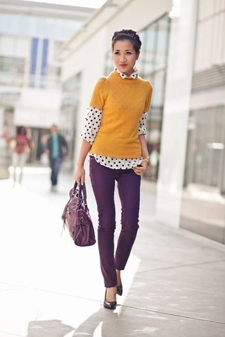 Модный лук: горчичная кофта с коротким рукавом, бело-черная шифоновая классическая рубашка в горошек, темно-пурпурные джинсы скинни, темно-пурпурные кожаные туфли