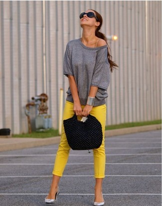 Какие туфли носить с желтыми узкими брюками в 30 лет: Серая кофта с коротким рукавом и желтые узкие брюки — must have предметы в гардеробе дам с хорошим вкусом в одежде. Вкупе с этим ансамблем удачно выглядят туфли.