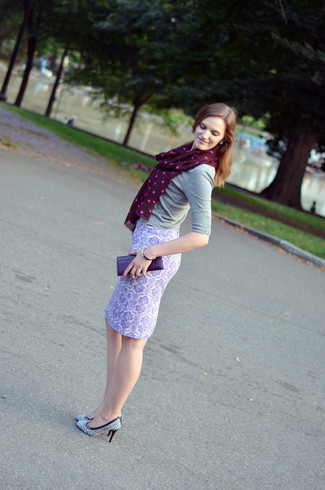 С чем носить светло-фиолетовый шарф в 20 лет женщине в теплую погоду в стиле смарт-кэжуал: Если в одежде ты делаешь ставку на удобство и функциональность, серая кофта с коротким рукавом и светло-фиолетовый шарф — превосходный вариант для расслабленного повседневного лука. В паре с этим ансамблем наиболее выигрышно выглядят бело-черные кожаные туфли с принтом.