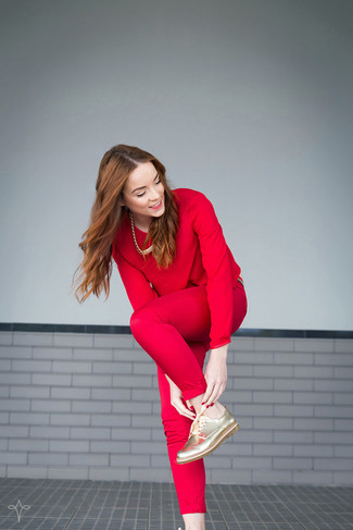 С чем носить красные узкие брюки в жару: Красная блузка с длинным рукавом и красные узкие брюки — отличный вариант для воплощения лука в стиле элегантной повседневности. Пара золотых кожаных оксфордов легко вписывается в этот лук.