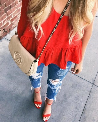 С чем носить красную блузку: Красная блузка и синие рваные джинсы скинни однозначно украсят гардероб любой современной девушки. В паре с этим нарядом наиболее удачно будут выглядеть красные замшевые босоножки на каблуке.