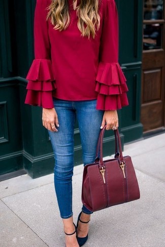 С чем носить красную блузку в стиле смарт-кэжуал: Красная блузка в паре с синими джинсами скинни поможет выразить твою индивидуальность и выигрышно выделиться из серой массы. Вкупе с этим образом чудесно выглядят черные замшевые туфли.