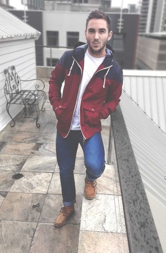 С чем носить красную ветровку в 30 лет мужчине в теплую погоду: Сочетание красной ветровки и синих джинсов безусловно будет обращать на себя внимание прекрасных дам. Почему бы не привнести в повседневный ансамбль толику утонченности с помощью светло-коричневых замшевых ботинок дезертов?