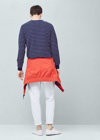 Как носить ветровку с брюками чинос в 20 лет: Ветровка чудесно гармонирует с брюками чинос. В тандеме с этим образом великолепно смотрятся белые низкие кеды из плотной ткани.