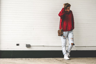 Как носить красную водолазку с голубыми рваными джинсами женщине: Сочетание красной водолазки и голубых рваных джинсов пользуется большой популярностью среди ценительниц удобной одежды. Любишь незаурядные сочетания? Можешь дополнить свой лук белыми высокими кедами.