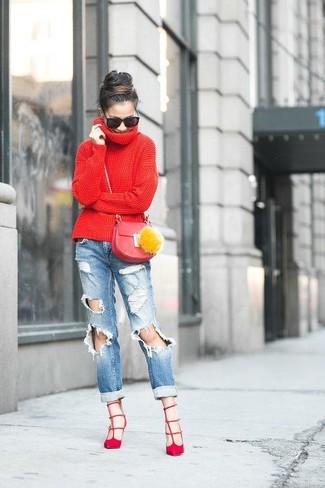 Как носить красную водолазку с голубыми рваными джинсами женщине: Если ты ценишь удобство и функциональность, красная водолазка и голубые рваные джинсы — хороший выбор для привлекательного лука на каждый день. Что же до обуви, красные замшевые туфли — наиболее достойный вариант.