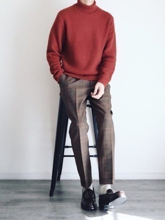 С чем носить брюки в шотландскую клетку мужчине: Красная шерстяная вязаная водолазка и брюки в шотландскую клетку — идеальный вариант для повседневного офисного образа. И почему бы не привнести в повседневный лук толику нарядности с помощью темно-коричневых кожаных лоферов?