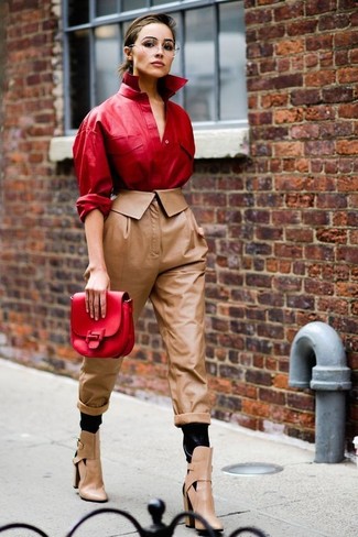 С чем носить красную рубашку женщине: Сочетание красной рубашки и коричневых кожаных брюк-галифе позволит реализовать в твоем ансамбле современный городской стиль. Вкупе с этим образом великолепно смотрятся светло-коричневые кожаные ботильоны с вырезом.
