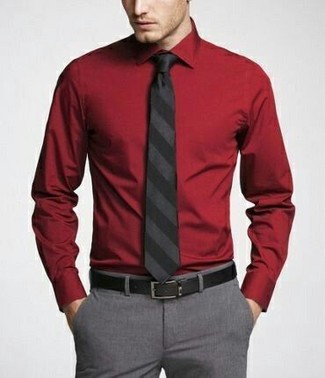 С чем носить черный галстук в вертикальную полоску мужчине лето в деловом стиле: Несмотря на то, что это достаточно сдержанный образ, дуэт красной классической рубашки и черного галстука в вертикальную полоску всегда будет по душе стильным молодым людям, непременно пленяя при этом сердца прекрасных дам. Пережить невозможный июльский зной определенно легче, когда ты одет вот так.