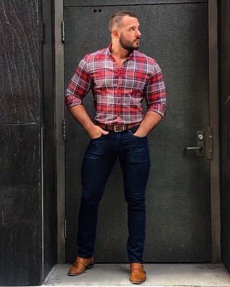 С чем носить красную классическую рубашку в шотландскую клетку мужчине лето: Стильное сочетание красной классической рубашки в шотландскую клетку и темно-синих зауженных джинсов без сомнений будет привлекать внимание прекрасного пола. Любишь экспериментировать? Дополни образ светло-коричневыми кожаными монками с двумя ремешками. Пережить летний зной определенно легче, если ты одет вот так.