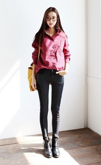 С чем носить черные джинсы в 30 лет женщине в деловом стиле: Красная классическая рубашка в сочетании с черными джинсами безусловно будет обращать на тебя взгляды и мужчин, и женщин. Вместе с этим луком органично смотрятся черные кожаные ботильоны.
