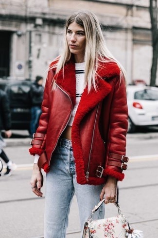С чем носить джинсы женщине в прохладную погоду: Красная короткая дубленка в сочетании с джинсами поможет выразить твою индивидуальность.