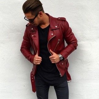 С чем носить красную кожаную куртку мужчине: Сочетание красной кожаной куртки и темно-синих зауженных джинсов - очень практично, и поэтому великолепно подойдет на каждый день.