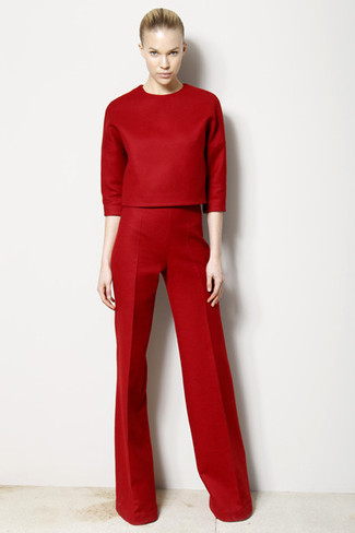 С чем носить темно-красные брюки-клеш осень: Сочетание красной кофты с коротким рукавом и темно-красных брюк-клеш позволит выглядеть аккуратно, а также подчеркнуть твой индивидуальный стиль. Чем не идеальный лук на весенне-осенний период?