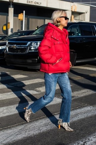 Какие ботильоны носить с красной курткой-пуховиком осень: Красная куртка-пуховик в сочетании с синими джинсами позволит подчеркнуть твою индивидуальность. Весьма выигрышно здесь выглядят ботильоны. Интересный и модный ансамбль — это то, что нужно в хмурую осеннюю погоду.