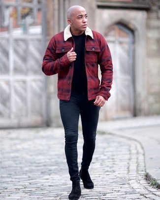 С чем носить красную куртку-рубашку в шотландскую клетку мужчине осень в стиле кэжуал: Если у тебя творческая профессия, обрати внимание на тандем красной куртки-рубашки в шотландскую клетку и черных зауженных джинсов. Теперь почему бы не добавить в повседневный образ немного стильной строгости с помощью черных замшевых ботинок челси? Остановив выбор на таком осеннем луке, будь уверен, ты будешь выглядеть образцово-показательно.