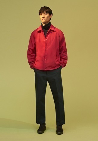 Как носить красную куртку-рубашку с черными высокими кедами из плотной ткани мужчине в теплую погоду: Красная куртка-рубашка и черные брюки чинос помогут создать нескучный мужской ансамбль для рабочего дня в офисе. Чтобы привнести в образ немного небрежности , на ноги можно надеть черные высокие кеды из плотной ткани.