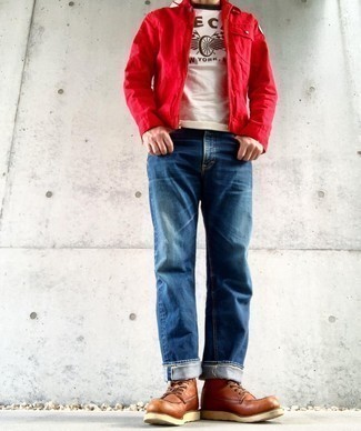 Как носить джинсы с ботинками в 30 лет мужчине в теплую погоду в спортивном стиле: Если в одежде ты делаешь ставку на комфорт и функциональность, красная куртка харрингтон и джинсы — великолепный вариант для модного повседневного мужского образа. Ботинки добавят ансамблю нотки классики.