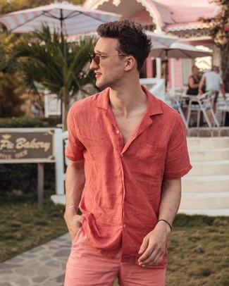 С чем носить красно-темно-синюю рубашку с коротким рукавом мужчине в жару: Лук из красно-темно-синей рубашки с коротким рукавом и ярко-розовых шорт поможет создать нескучный мужской лук в стиле casual.