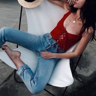 Какие джинсы скинни носить с красной майкой в 30 лет в жару в стиле кэжуал: Красная майка и джинсы скинни помогут создать простой и комфортный лук для выходного в парке или торговом центре.
