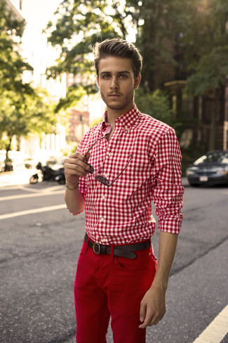 Модный лук: красная рубашка с длинным рукавом в мелкую клетку, красные брюки чинос, темно-коричневый кожаный ремень